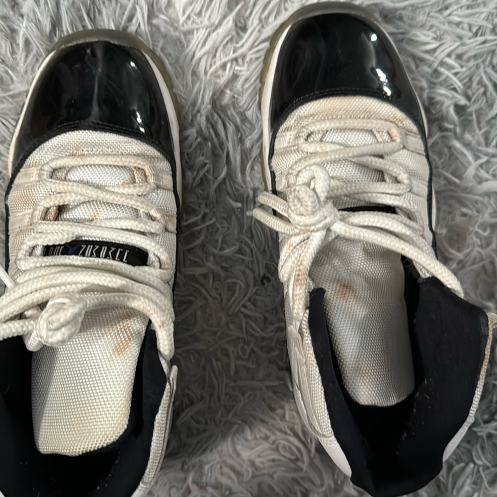 air jordan big kids 11s size 6Y
